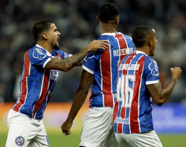 Jogadores do Bahia comemoram gol de Rezende contra o Corinthians
