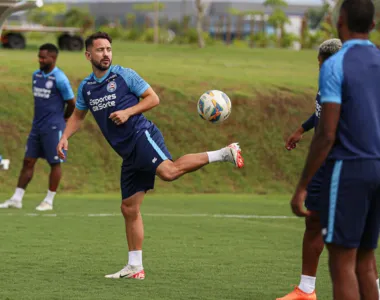 Everton Ribeiro durante treino no CT do Bahia