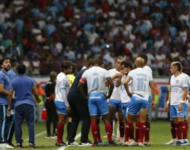 Jogadores do Bahia ouvem orientações de Rogério Ceni