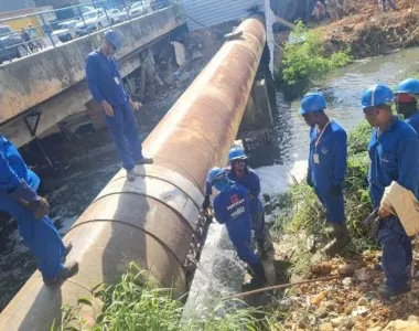 Apesar de o vazamento ter ocorrido na região do Imbuí, os bairros afetados por essa redução do fornecimento são aqueles abastecidos por essa adutora