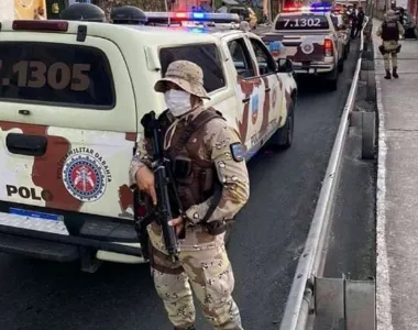 Suspeita foi levada por policiais militares para a delegacia da PF