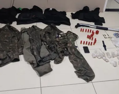 Materiais encontrados dentro do veículo onde suspeitos estavam