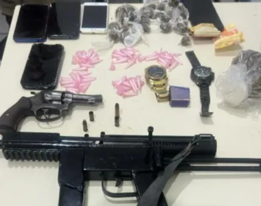 Armas e drogas foram apreendidos pela polícia