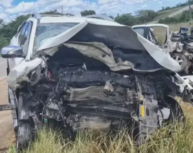 Carros ficaram completamente destruídos