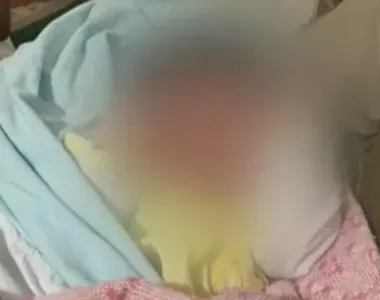 Bebê encontrado em saco plástico recebe alta em Catu