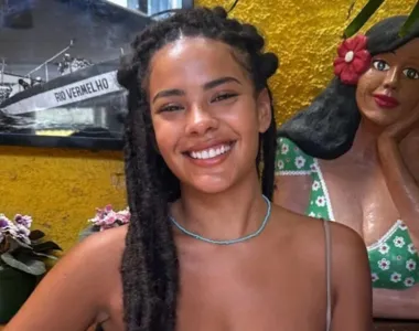 Atriz Bella Campos, com dread, na Bahia