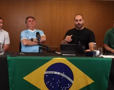 Jair Bolsonaro e filhos em live nas redes sociais