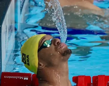 Brasil sobrou na piscina com Gabriel Bandeira, ouro nos 100m peito da classe B14 (deficiência intelectual)
