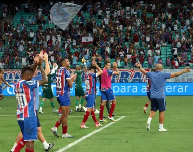 Jogadores do Bahia saudam torcedores presentes na Arena Fonte Nova