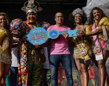 Chave foi entregue ao Rei Momo e o Carnaval de Salvador foi oficialmente aberto