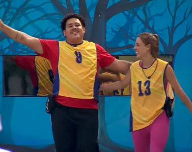 Lucas celebra após vencer a final contra Beatriz