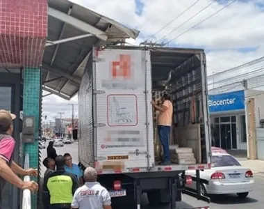 Caminhão bate em cobertura da estação BRT em Feira de Santana