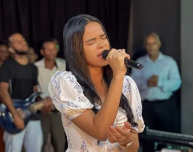 Cantora gospel Aclécia Silva dos Santos morreu no grave acidente ocorrido na última quinta-feira (21)