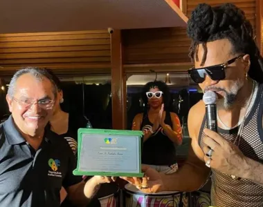 Carlinhos Brown recebe homenagem no Carnaval