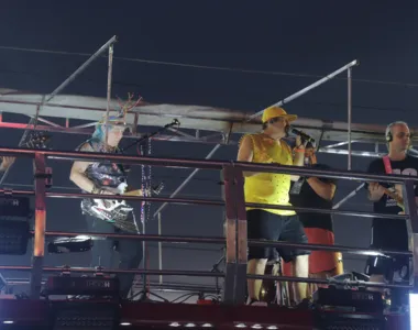 Com muitos solos de guitarra baiana, grupo agitou o circuito Dodô (Barra-Ondina) nesta terça (13)