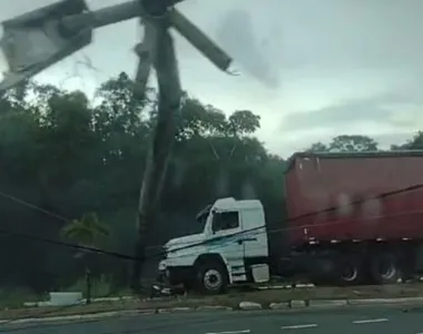 Poste ficou atravessado na pista