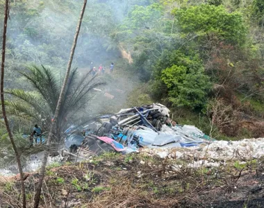 Veículo ficou destruído após o acidente