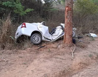 Veículo ficou totalmente destruído