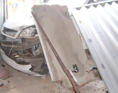 Portão caiu sobre o veículo