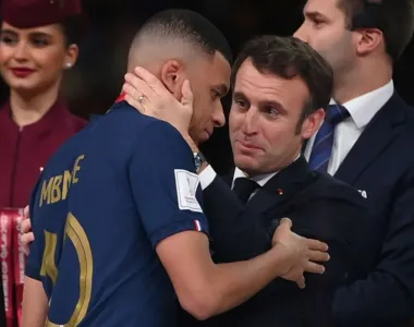 Macron consola Mbappé após derrota da França na final da Copa do Mundo