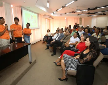 Catadores de resíduos sólidos apresentam avanços do trabalho no Carnaval de Salvador.