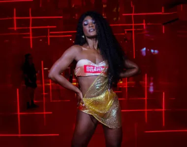 Erika Januza deu as caras na folia