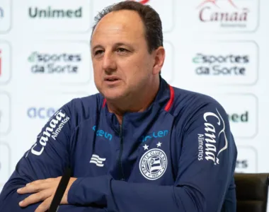 Rogério concedendo entrevista diretamente de Manchester