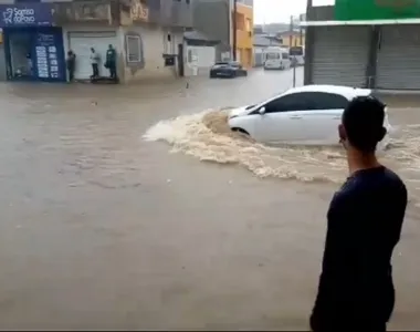 Ruas de Ipiaú ficaram alagadas com temporal