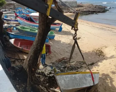 Quatro carcaças de barcos foram removidas somente no bairro do Rio Vermelho