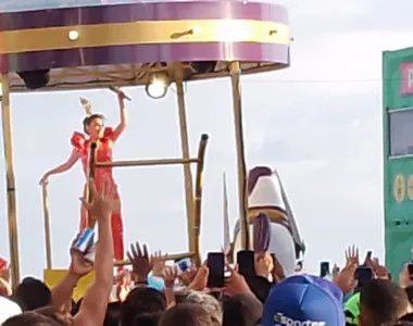 Cantora mete carrossel no meio da Barra