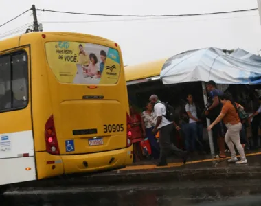 População encara chuvas nas ruas de Itapuã