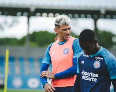 Novo contratado, zagueiro Cuesta treinou no campo