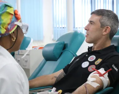 Secretário da SSP durante doação de sangue