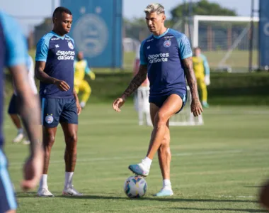 Victor Cuesta está entre os titulares e vai estrear pelo Tricolor