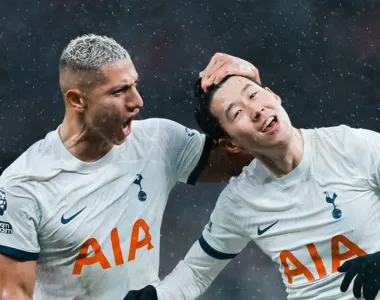 Richarlison comemora gol com Son