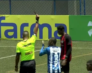 Zagueiro Andrei foi expulso no início do primeiro tempo