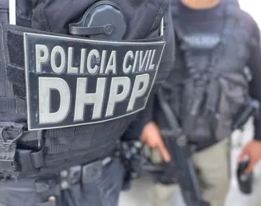 Corpo de homem encontrado em terreno baldio e com mãos amarradas em Vila Canária