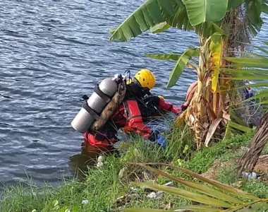 O corpo foi retirado do Dique por agentes da DPT