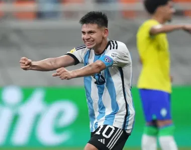 Meio-campista , de 17 anos, marcou um hat-trick pela Argentina e eliminou a Seleção