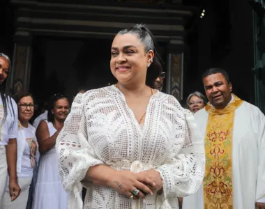 Petra Gil em frente à Igreja Nossa Senhora do Rosário dos Pretos