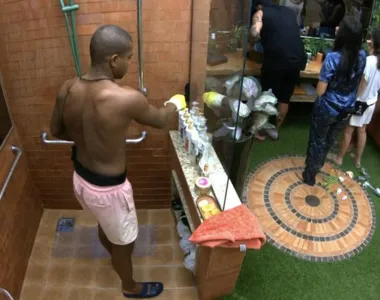 Davi limpando a casa do Big Brother Brasil 24