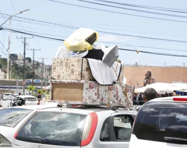 A galera transportando tudo que pode
