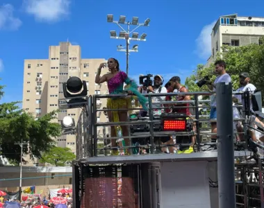 Ivete passou cantando seu hit 'Macetando' e sacudindo geral