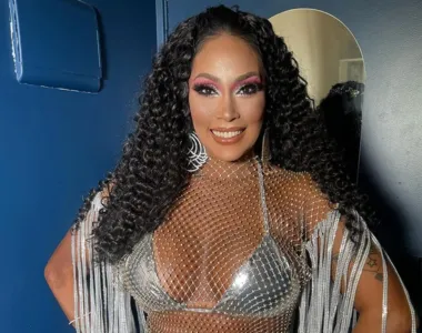 Rosiane Pinheiro é musa da Vai-
Vai aos 49 anos