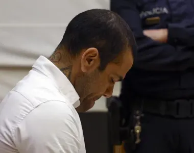 Daniel Alves foi condenado por supostamente ter estuprado uma mulher de 23 anos em uma boate em Barcelona