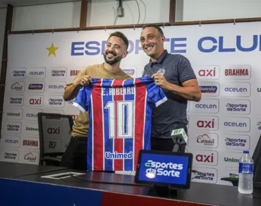 Everton Ribeiro ao lado de Cadu Santoro durante apresentação