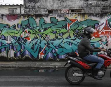 A arte do grafite colore os muros da capital baiana 
com as suas expressões
