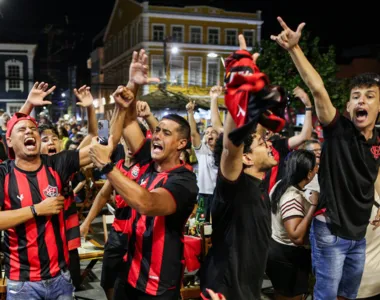 Torcedores do Vitória comemoram o título de campeão da Série B