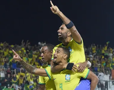 Brasileiros comemoram mais um gol na vitória histórica em Dubai