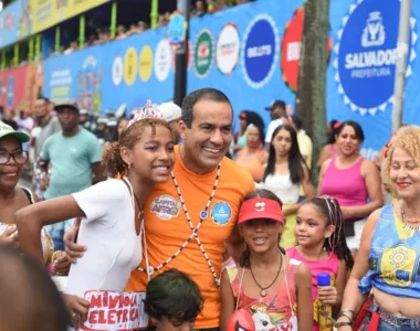 Bruno Reis cerca por crianças e foliões